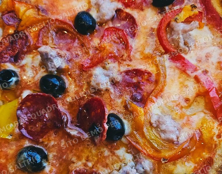 Pizza Contadina appena sfornata dal forno a legna