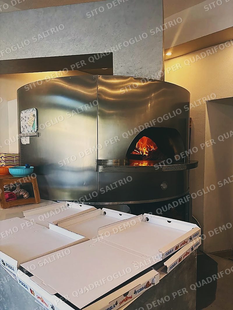 Il forno a legna acceso