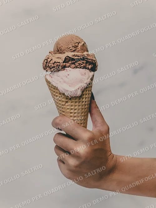 Cono con gelato al cioccolato e fragola
